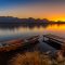Am Hopfensee liegt ein Boot Richtung West
