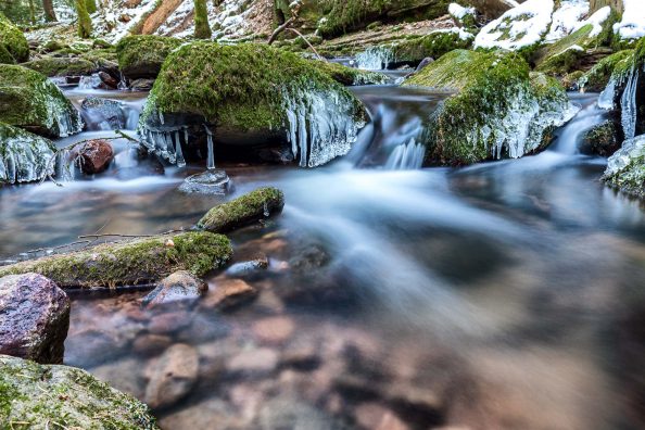 Vereistes Mohnbachtal bei Bad Liebenzell im Winter