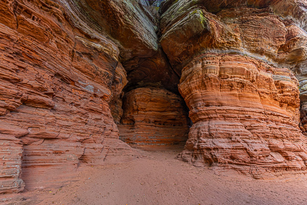 Rote Sandsteinformation mit Höhlung an den Altschlossfelsen im Pfälzerwald